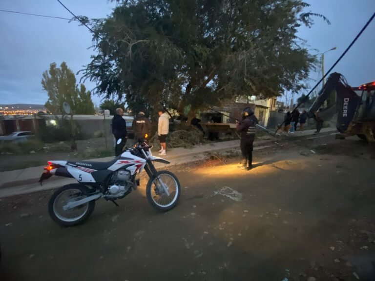 Un camión se quedó sin frenos y terminó chocando contra una vivienda