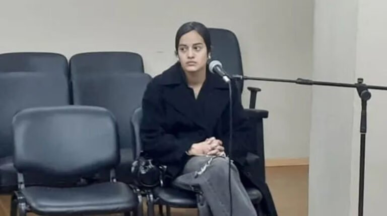 Le robó las tarjetas de crédito al abuelo de su amiga e hizo compras por más de $250.000