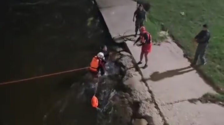 Robó una moto, se tiró al río y nadó 2 kilómetros para que no lo agarrara la Policía