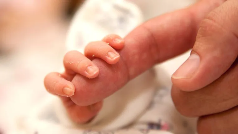 Creía que era su hijo, inició un juicio y el ADN dio negativo: deberá pagar los gastos legales