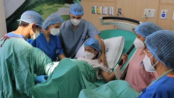 Un bebé sufrió graves quemaduras por un bisturí eléctrico en pleno parto