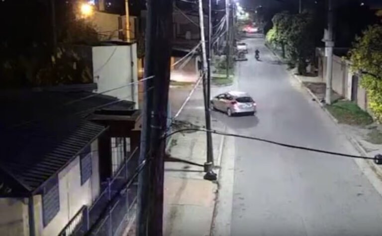 Intentó escapar de un control policial y se cayó de un puente