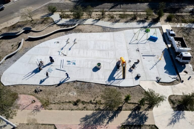 Continúan los trabajos en la plaza del Quirno Costa con la colocación de juegos e instalación del sistema de riego