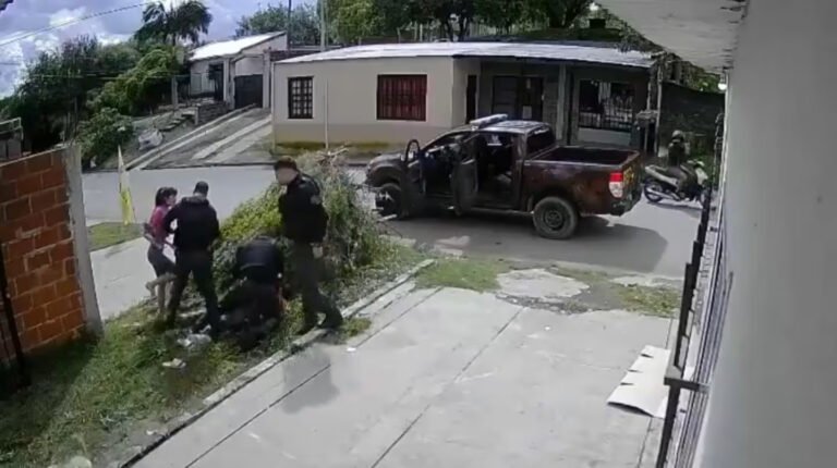 Tres policías creyeron que un hombre los había insultado y lo golpearon