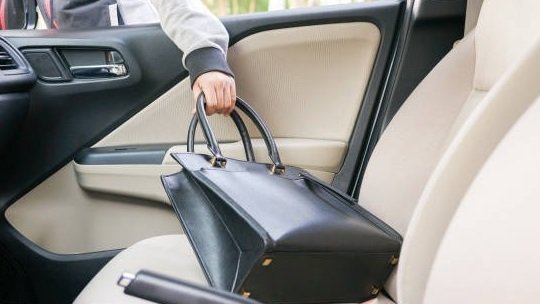 Bajó de la camioneta a comprar y le robaron el dinero que usaría para pagar sueldos