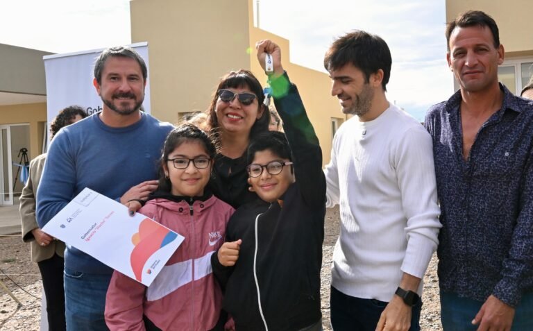 Torres entregó 17 viviendas sociales a familias de Trelew