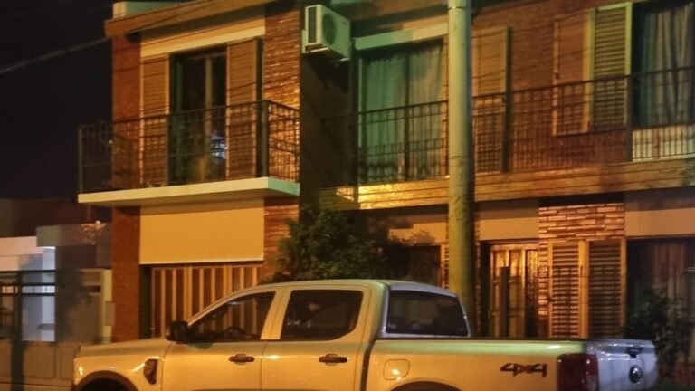 Metió un gato en una bolsa, lo mató a palazos y terminó escrachado en un video