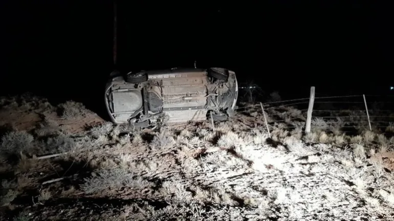 Intentó esquivar una liebre, volcó y murió