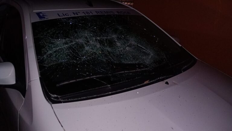 Entró a robar a la casa de su vecino: se llevó un par de zapatillas y le rompió dos autos