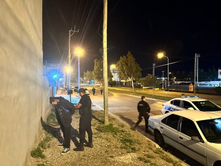 Intentó robarle el set matero a un canillita y lo atraparon en la huida