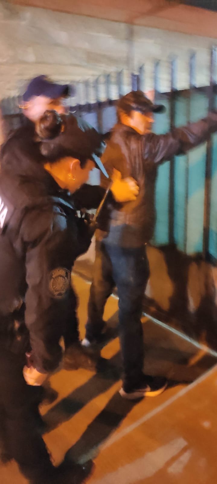 Una vecina le avisó que un ladrón le robó la rueda de la camioneta y salió a perseguirlo