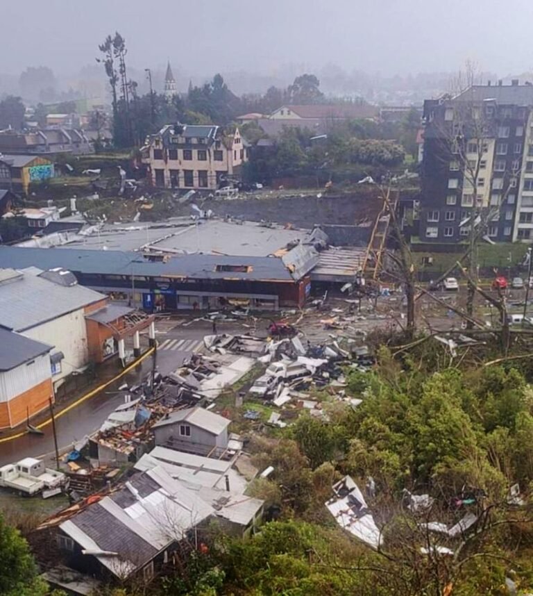 Un tornado causó fuertes destrozos: arrasó con casas y autos