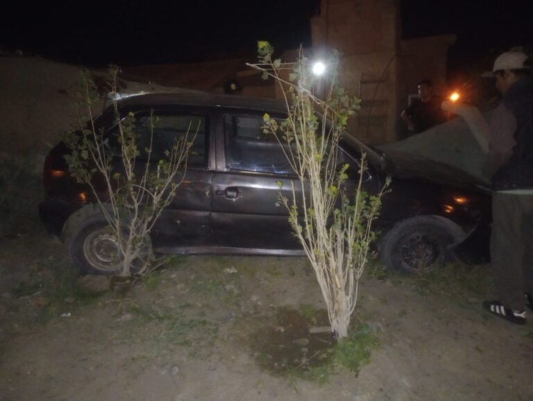 Conducía borracho y chocó contra el alambrado de una casa del San Cayetano