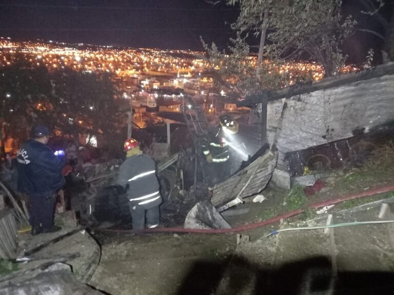 Se incendió una vivienda precaria ubicada en la ladera del cerro