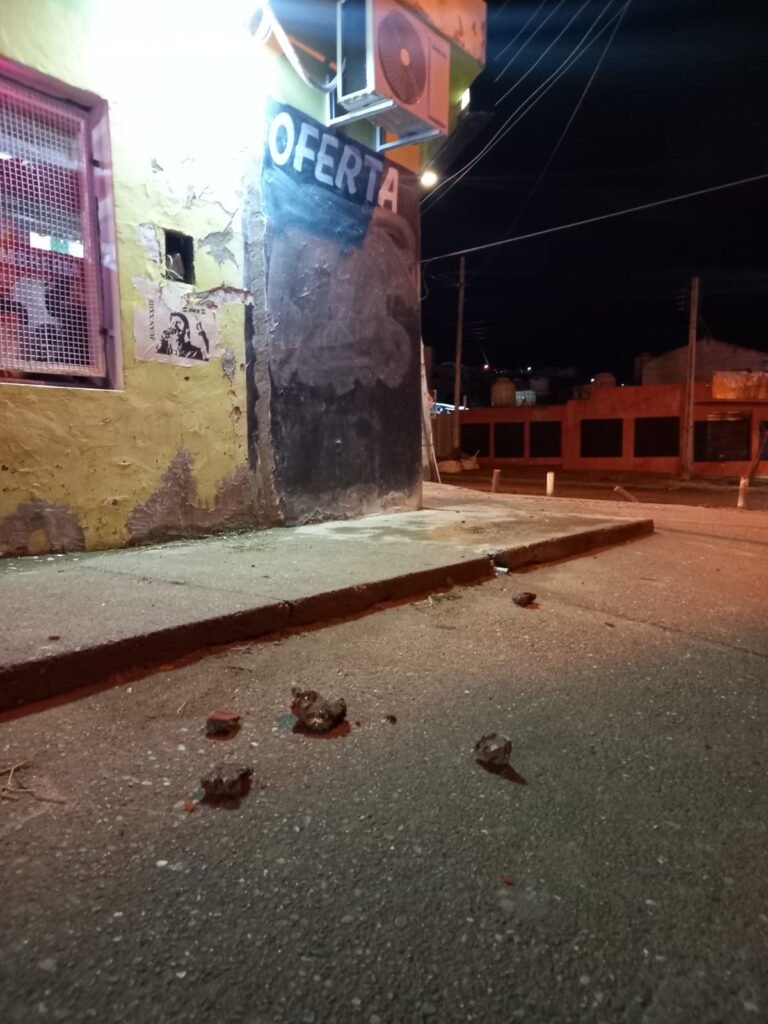 Les negaron la venta de alcohol y rompieron a piedrazos las ventanas del local