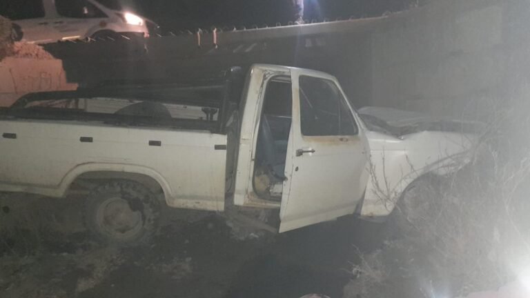 Perdió el control de la camioneta, volcó desde un puente y debió ser trasladado al hospital