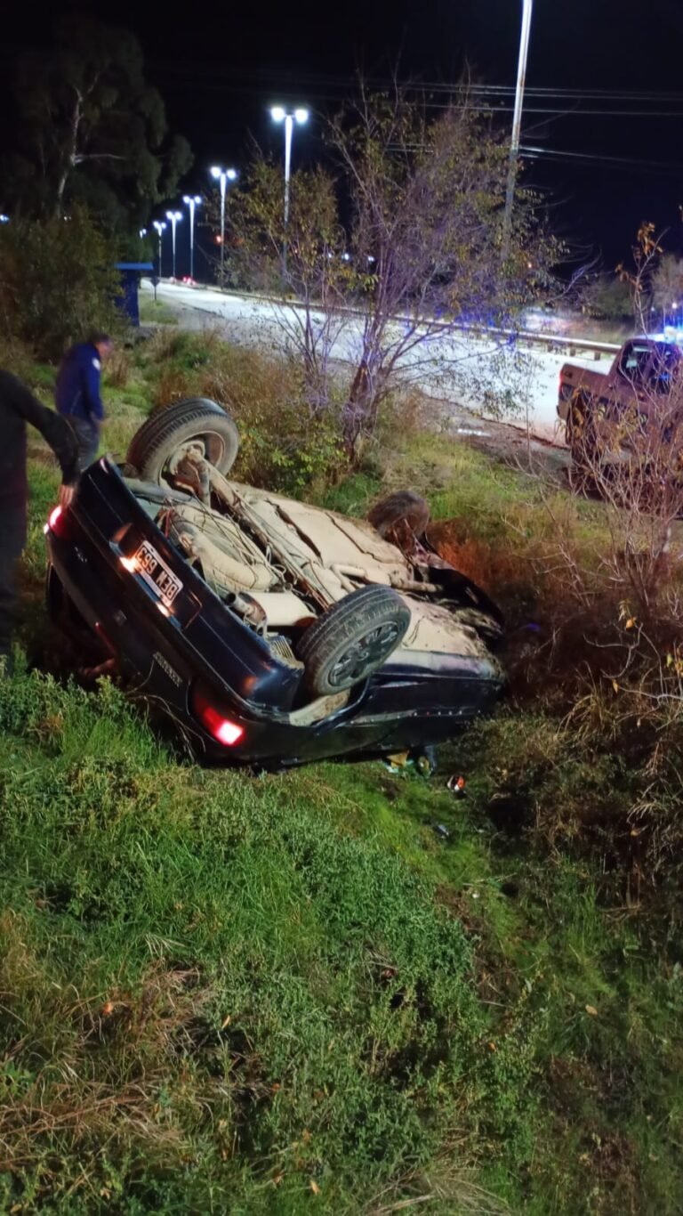 Intentó esquivar un camión, despistó y volcó en Ruta 3