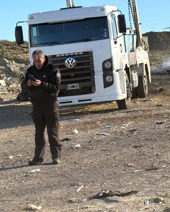 Tragedia: un recolector informal murió atropellado por un camión en el basural