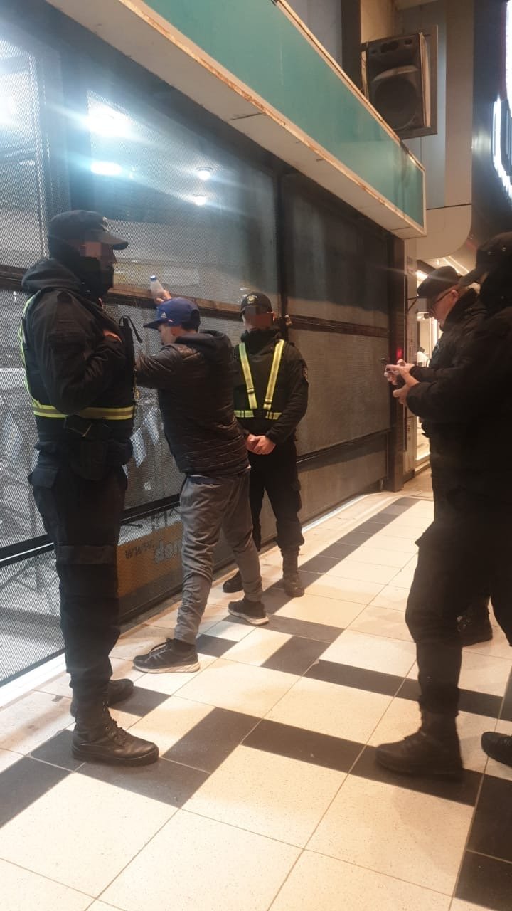 Salió a caminar por el centro y terminó detenido por tener pedido de captura