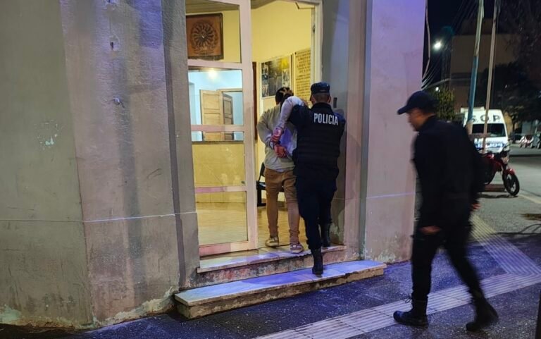Ingresó a una clínica, se tornó agresivo y amenazó de muerte al personal de seguridad