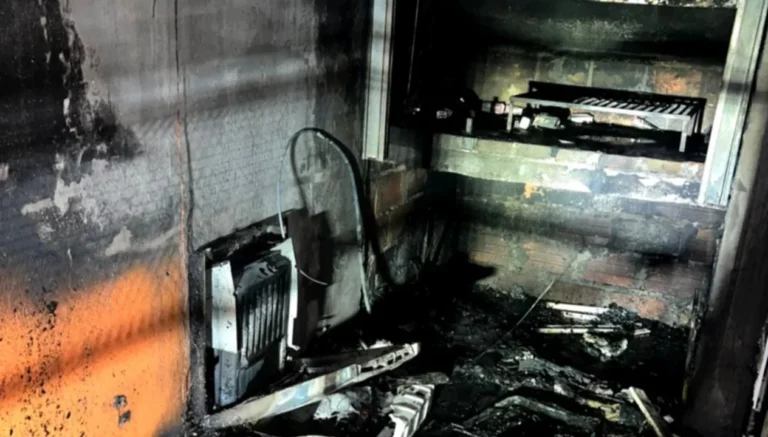 Tres nenes lograron escapar de un incendio que se desató mientras estaban solos