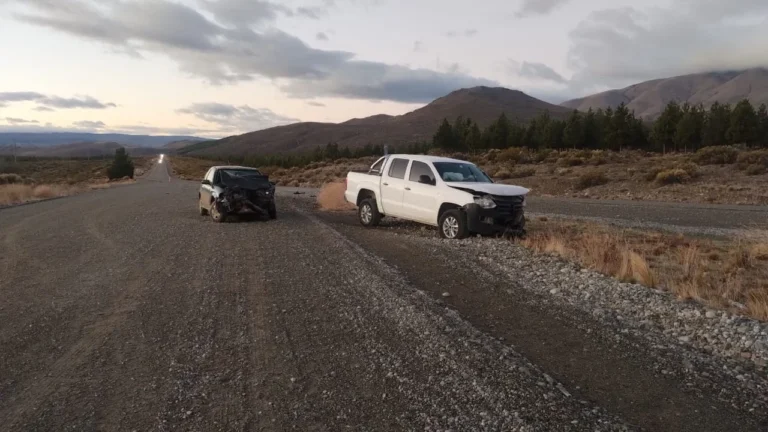 Fuerte choque frontal en Ruta 40 deja a una mujer hospitalizada