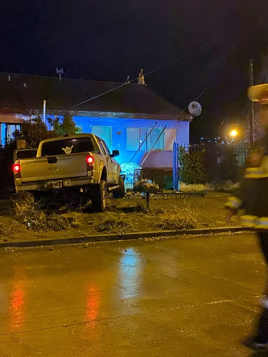 Se incrustó en una casa, provocó una fuga de gas y abandonó la camioneta