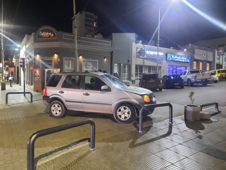 Manejaba alcoholizado y chocó contra las barandas del paseo de compras