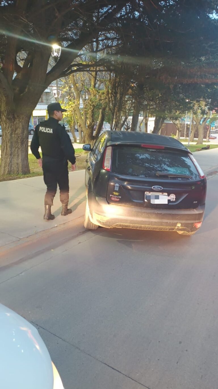 Se le rompió el auto, fue a pedir ayuda y se olvidó de poner el freno de mano