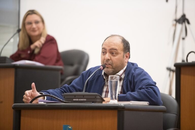 Presentan proyecto para regular el uso de vehículos municipales