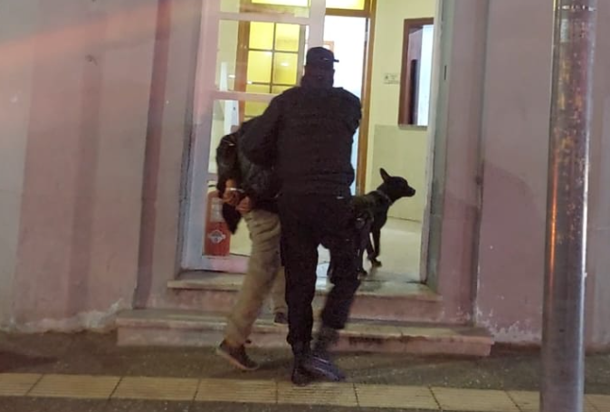 Robó en un reconocido restaurante, huyó y se escondió en una casa abandonada