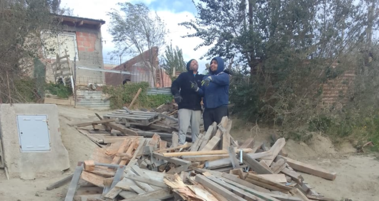Este sábado entregarán leña a familias que no tienen gas: “Muchos la pasan mal por el frío”