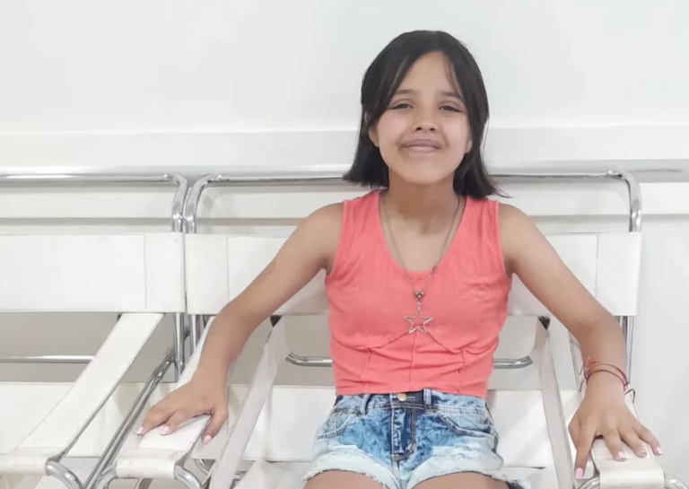 Una niña que tiene nueve tumores abdominales: debe operarse y la familia sortea su auto para pagar el tratamiento