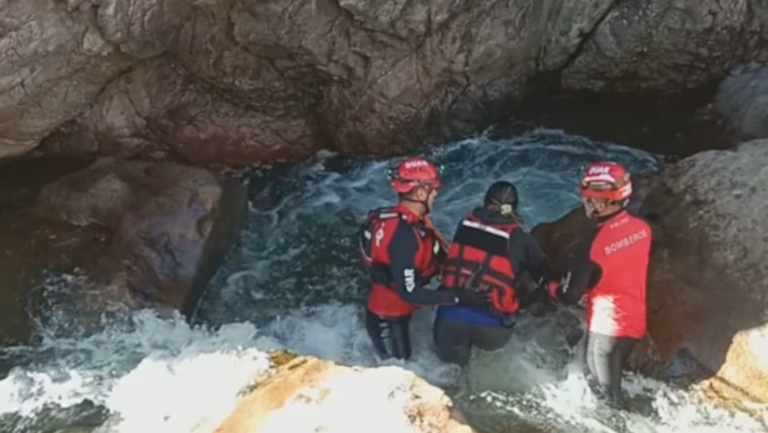 Se le cayó el celular al río y quedó atrapada entre las piedras cuando quiso recuperarlo