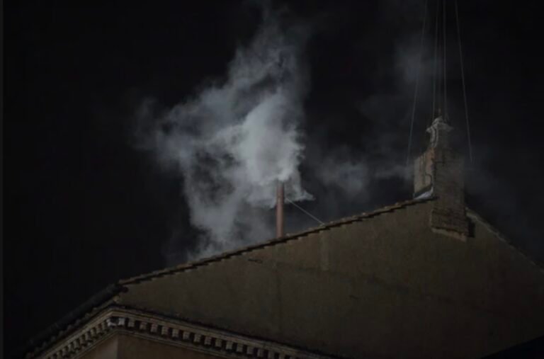 El Vaticano ya instaló la chimenea en la Capilla Sixtina para el cónclave