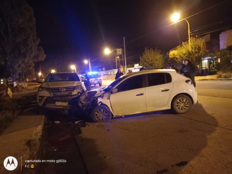 Conductor colisionó a tres vehículos estacionados