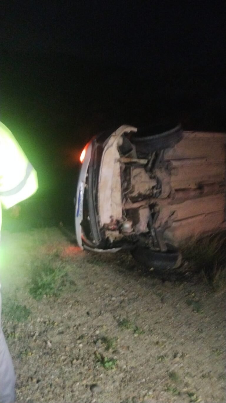 Volcó un patrullero por una mala maniobra de un conductor alcoholizado