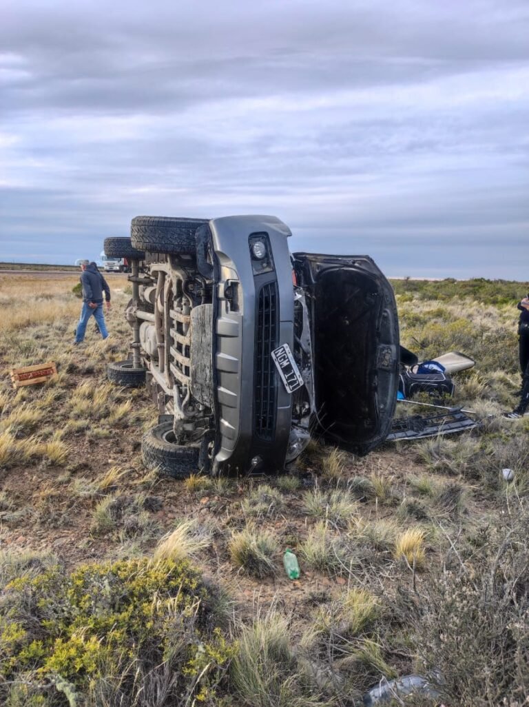 Se quedó dormido al volante y volcó en Ruta 3