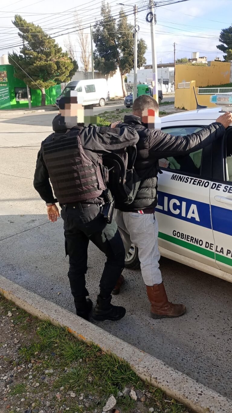 Sustrajo una barra led de un automóvil, huyó pero lo detuvieron a unas cuadras del hecho