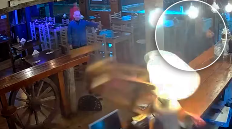 Se enojó porque no le fiaron la comida, volvió con una escopeta y se le trabó: tiró las balas con la mano