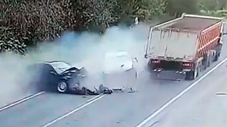 Un chico de 15 años escapaba de la policía y provocó un terrible choque