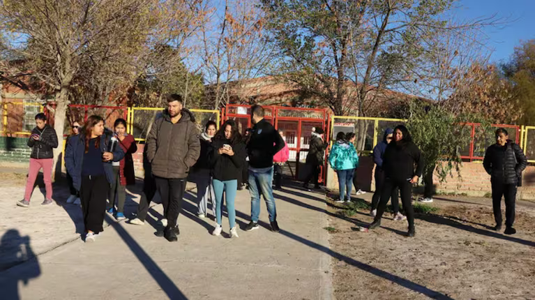 Un grupo de padres denunció que un alumno de 12 años llevó un arma a la escuela