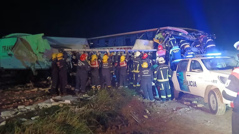 Trágico choque entre un camión y un micro de larga distancia en la Ruta 3