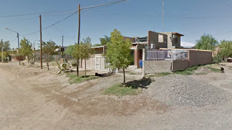 Un hombre le cortó la mano a su hermana de 16 años para robarle el celular y se fugó