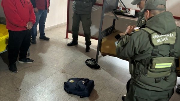 Detuvieron a un pasajero con 2 kilos de cocaína en la mochila