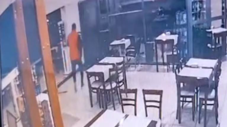 Un comerciante se hartó de que le robaran y echó a los ladrones a sillazos de su confitería