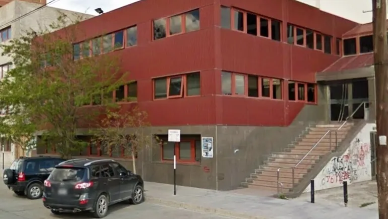 Una madre amenazó a la directora de una escuela: “Tengo armas”