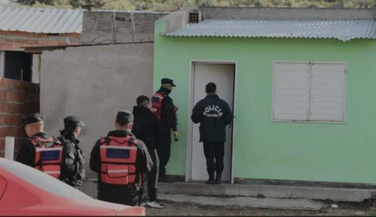 Inesperado giro en la búsqueda de Emanuel: allanaron a un hermano y un amigo