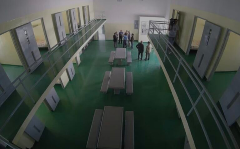 Presos golpearon a guardiacárceles, los requisaron y un juez ordenó que les devuelvan sus cosas