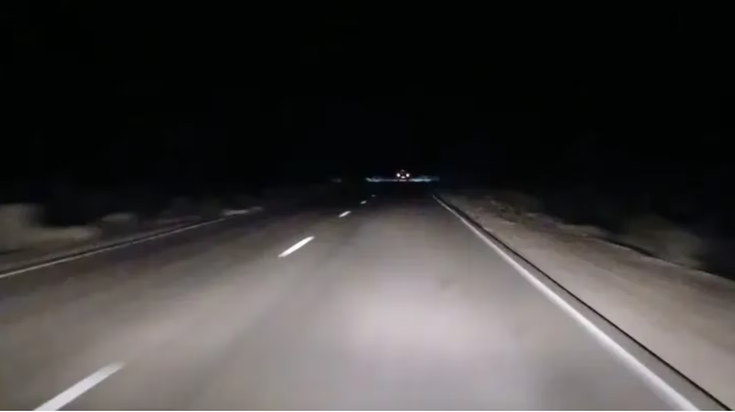 Una madre intentó matar a su hija de 2 años: la empujó a la ruta cuando pasaba un camión